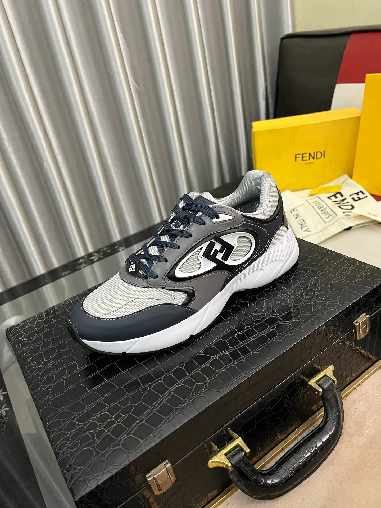 Men's Men's Shoes 💰760⌚️⌚️(Higher version) [Fendi] Fendi's latest casual shoes for men! Available at counters simultaneously! A one-to-one replica of the original. Made entirely of imported top-grain calfskin, the interior is made of top-grain water-dyed cowhide, and the original factory-supplied rubber outsole. Leading new fashion concepts. Matching code: 38-44. 45 can be customized and non-returnable! 3️⃣colors available